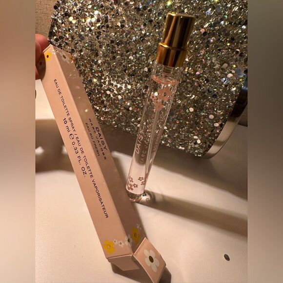 Marc Jacobs Daisy Eau So Fresh Eau de Toilette Travel Spray 10ml - New - Picture 6 of 17